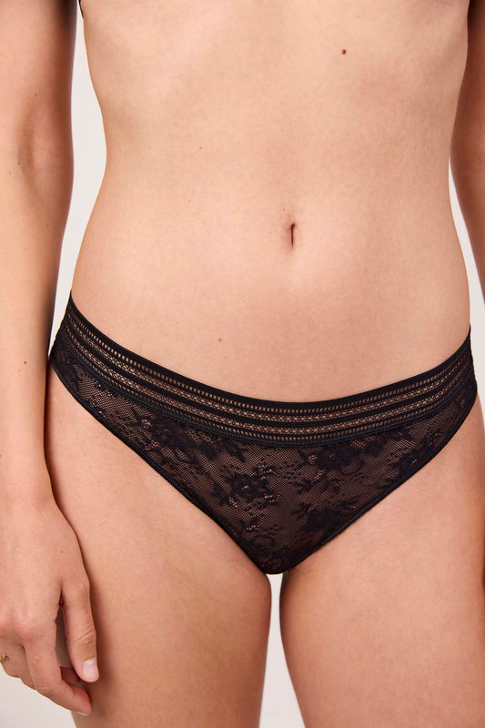 MISS LEJABY : Tanga noir en dentelle