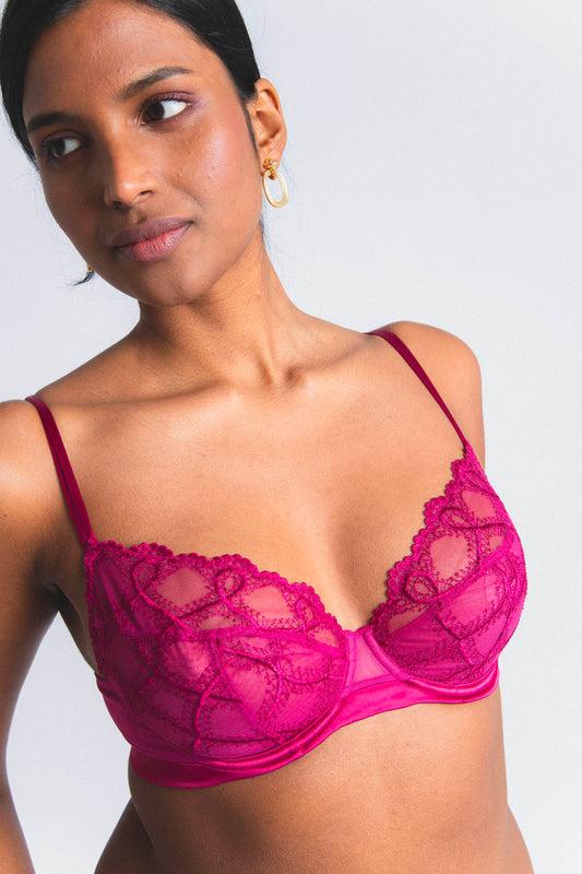 Soutien-gorge rouge triangle sans armatures en broderie française - POÉSIE | Maison Lejaby Soutien-gorge rouge triangle sans armatures en broderie française - POÉSIE | Maison Lejaby
