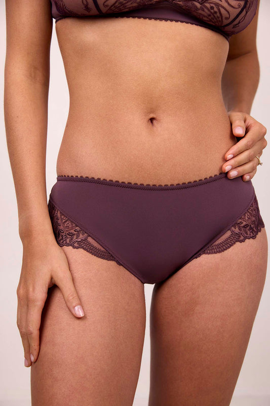 POESIE : Petite culotte pourpre en tulle et broderie française