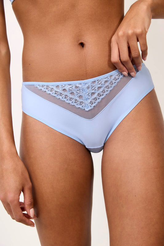 RÉTRO CHIC : Petite culotte bleue claire en dentelle